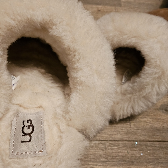 UGGS - Picture 4 of 8